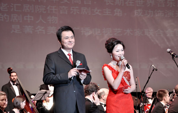 1主持人宣布2012新年音乐会开始.JPG