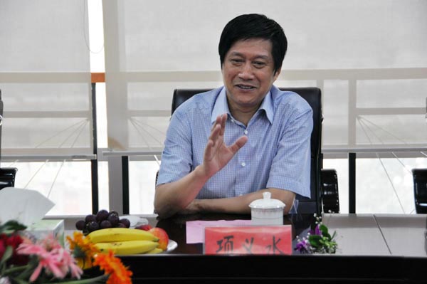 3.华亿集团董事长项义水正在同与会领导介绍华亿在荻港镇未来的规划情况.jpg