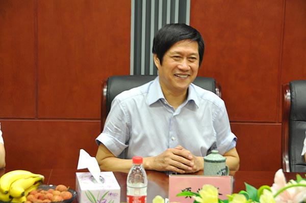 3.项义水董事长向市区领导汇报华亿集团经济发展状况.jpg