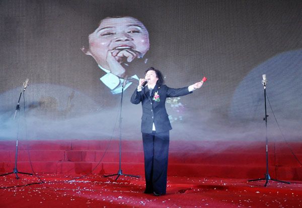 33华亿集团副董事长章国琴女士一曲《今夜无眠》将大会气氛推上了顶点.JPG