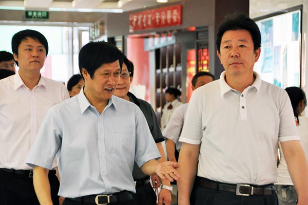 7.王市长一行亲身感受华亿国际的购物环境.jpg