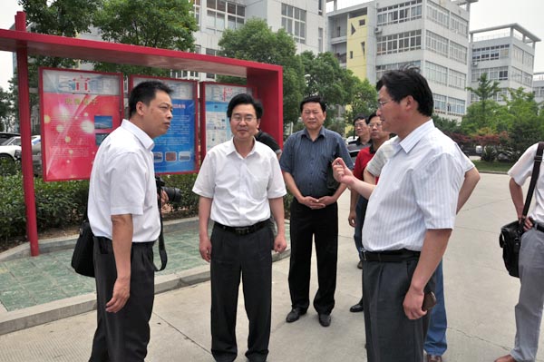1.陈金海总经理正在向考察组一行作科技园项目介绍.jpg